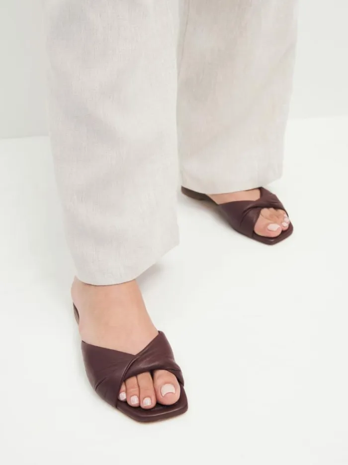 Shoes The Reformation Mikki Twist Flat Sandal Chestnut