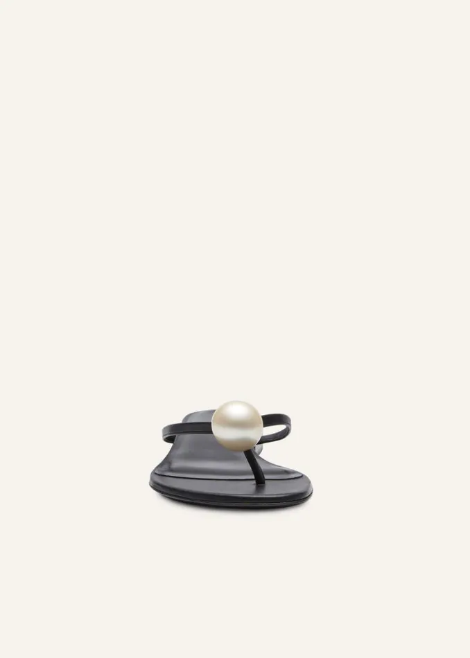 Shop Magda Butrym Shoes Flat Thong Pearl Sandals In Black Leather Shop Magda Butrym Shoes Flat Thong Pearl Sandals In Black Leather